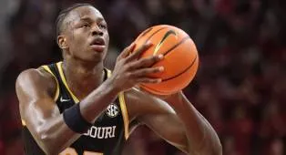 Mark Mitchell Pilih Kentucky Setelah Hakim Beri Izin Jalani Musim Kelima