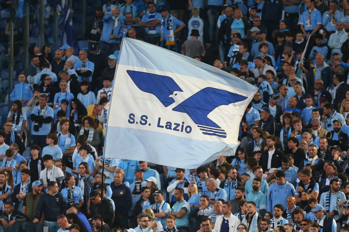 Suporter Lazio Penuhi Tribun Tandang Bologna Sambil Nyanyikan Chant Anti-Lotito - sumber: (footballitalia)