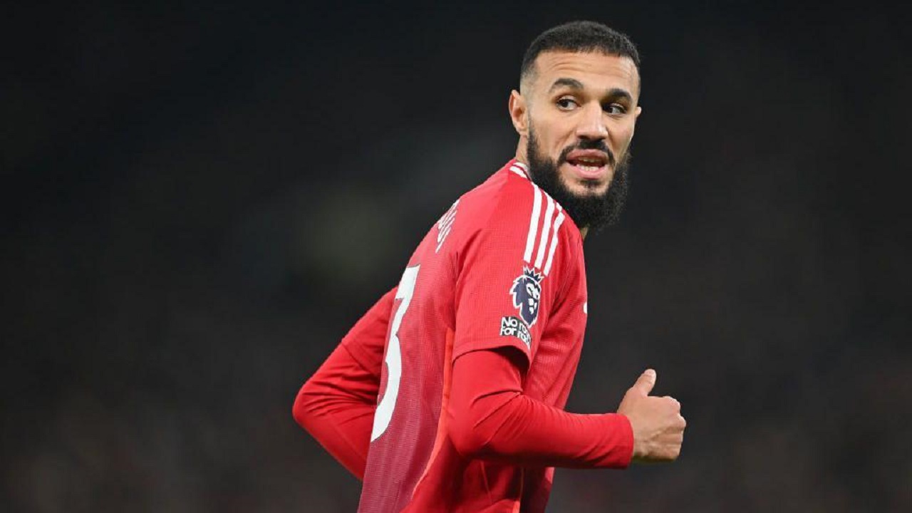 AC Milan Pertimbangkan Kejar Noussair Mazraoui dari Manchester United