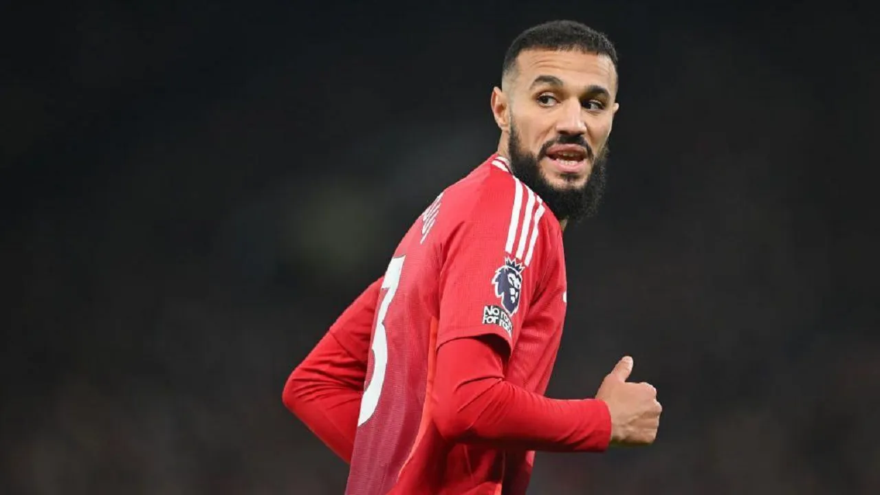 AC Milan Pertimbangkan Kejar Noussair Mazraoui dari Manchester United