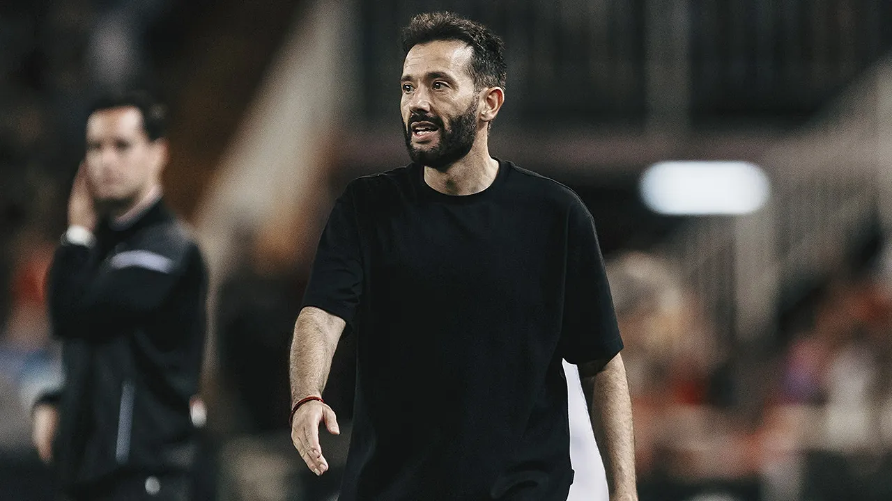 Carlos Corberan Kecewa Valencia Kalah dari Real Betis di Mestalla