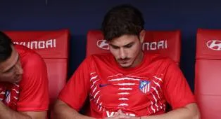 Mantan Penyerang Barcelona Kecam Sikap Julian Alvarez