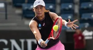 Pelatih Chris Bint Dan Musim Di Turnamen Bersama Janice Tjen