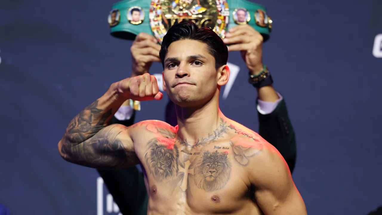 Menurut Santos, Ryan Garcia berada dalam kondisi berbahaya ketika tampil dengan fokus penuh. (Foto: Fight TV)