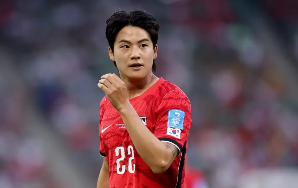 Augsburg Resmi Rekrut Young - sumber: (getfootballnewsgermany)