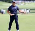 Gary Woodland Tertawa Usai Pukulannya Nyasar ke Air di BMW Championship