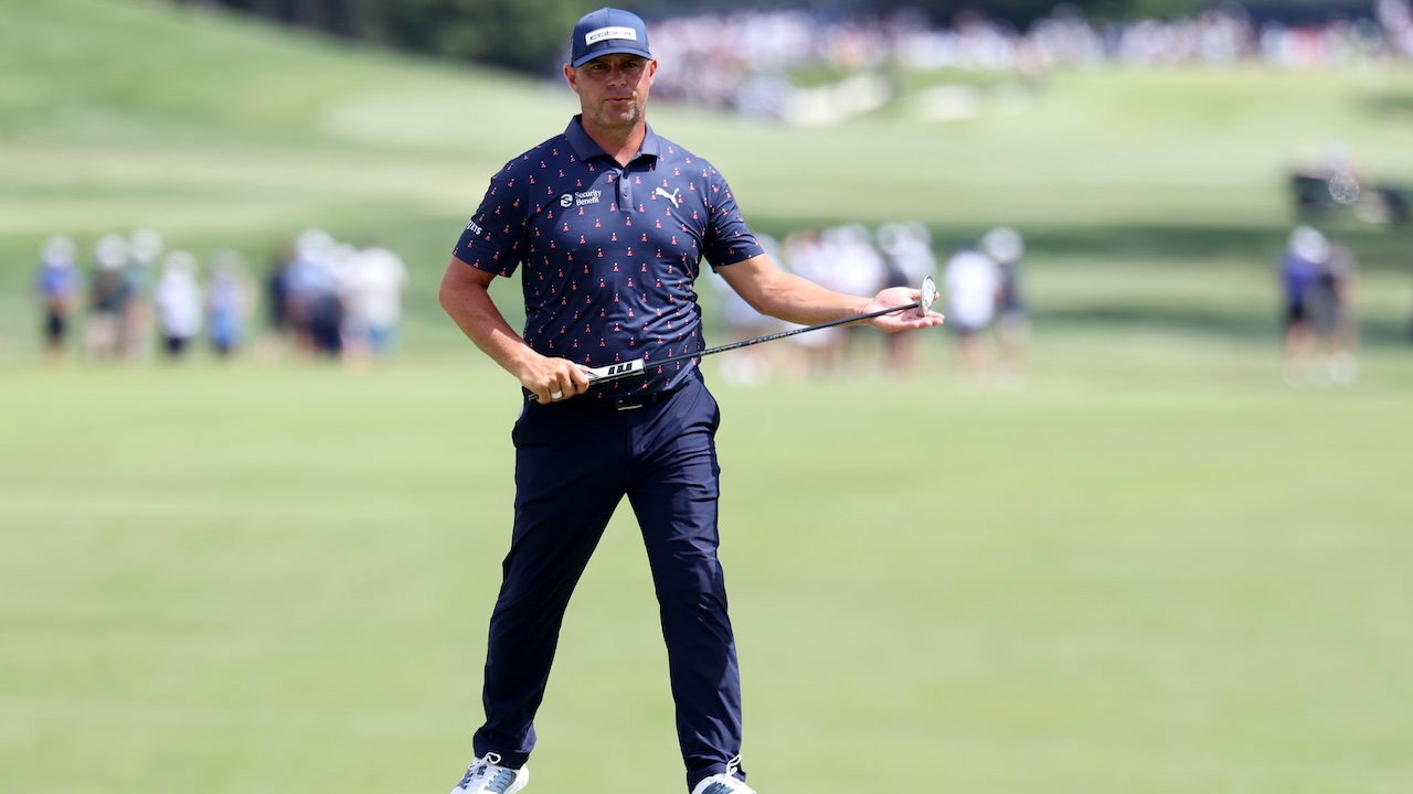 Gary Woodland Tertawa Usai Pukulannya Nyasar ke Air di BMW Championship