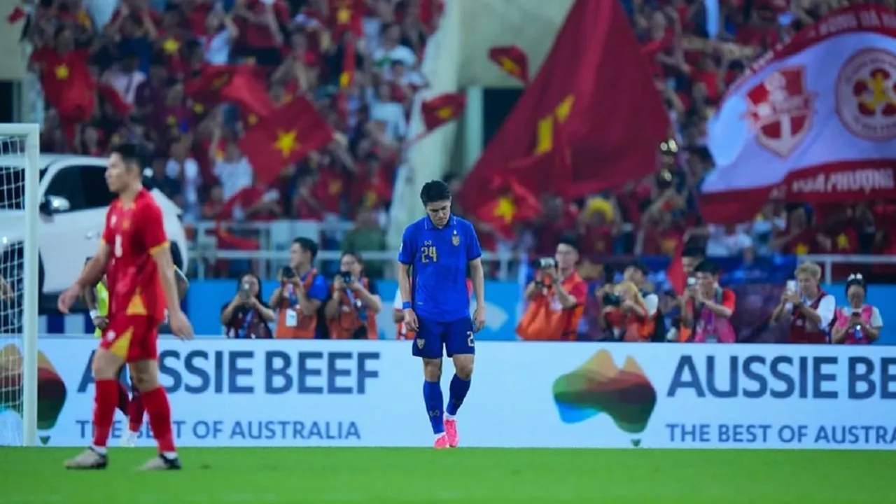 Pemain Thailand, Wanchai Jarunongkran melakukan gol bunuh diri di final Piala AFF 2026