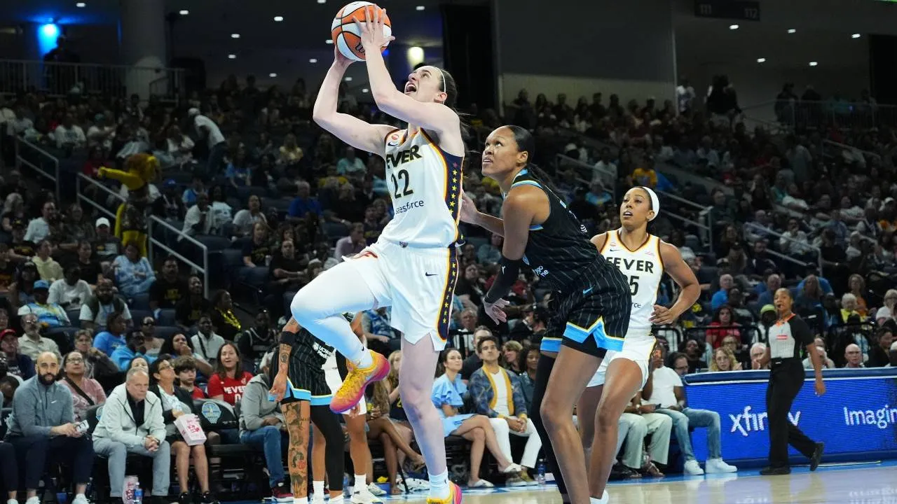 Caitlin Clark (kiri) kembali menjadi salah satu faktor utama di balik tingginya minat penonton terhadap pertandingan Indiana Fever. (Foto: AP)