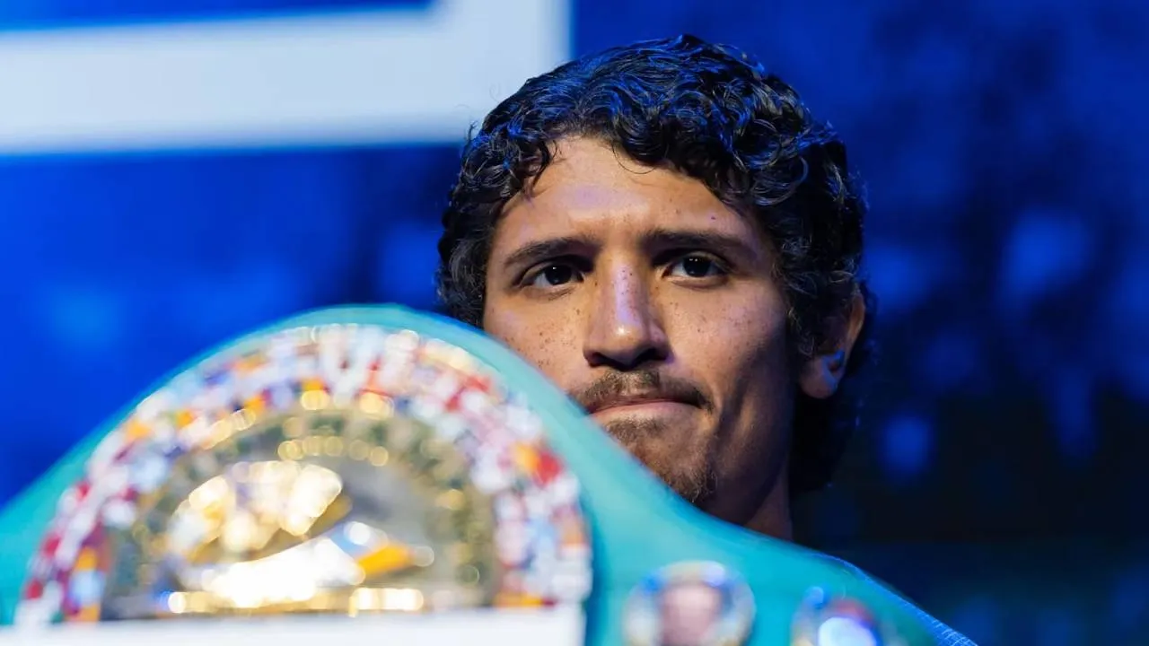 Karakteristik fisik dan perkembangan Sebastian Fundora sebagai juara WBC kelas menengah junior dinilai menjadi tantangan yang lebih berat bagi Ortiz. (Foto: Fight TV)