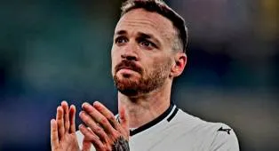 Terpinggirkan, Bek kanan Lazio Pertimbangkan Hengkang