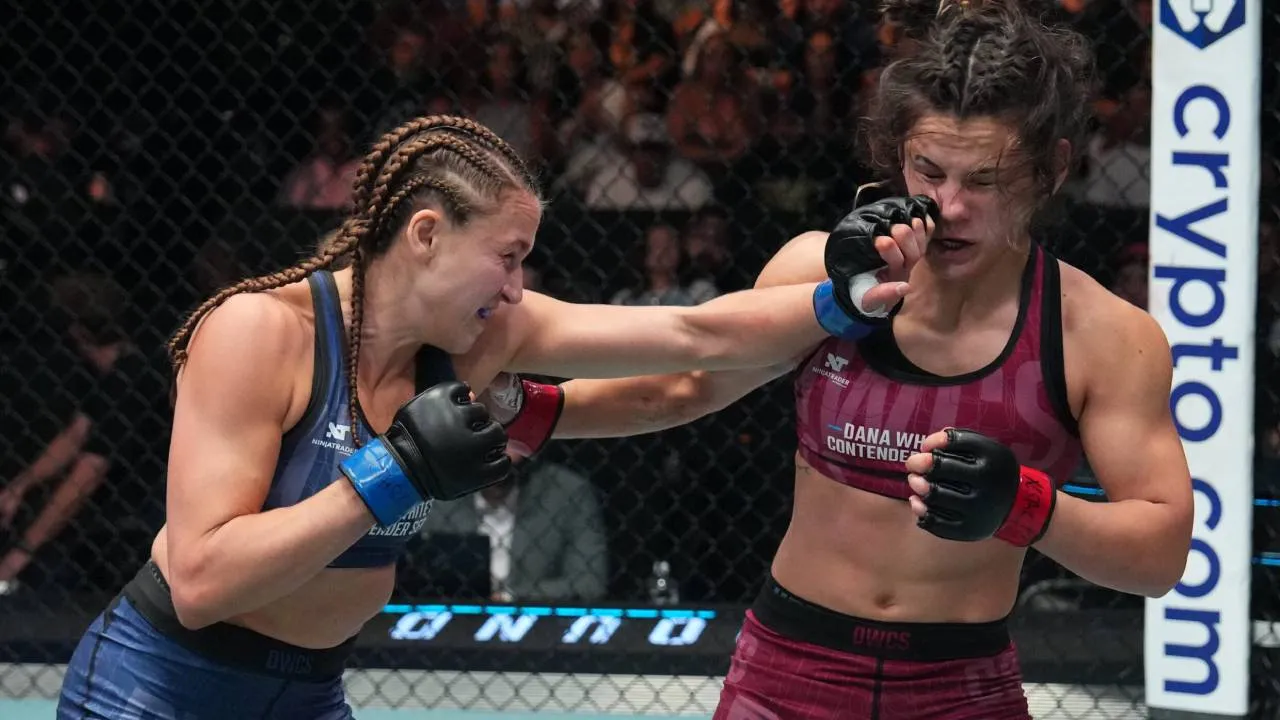 Alex Apodaca (kiri) berkali-kali mengenai lawannya melalui kombinasi jab serta tendangan hingga hidung Mir mengalami pendarahan. (Foto: Fight TV)