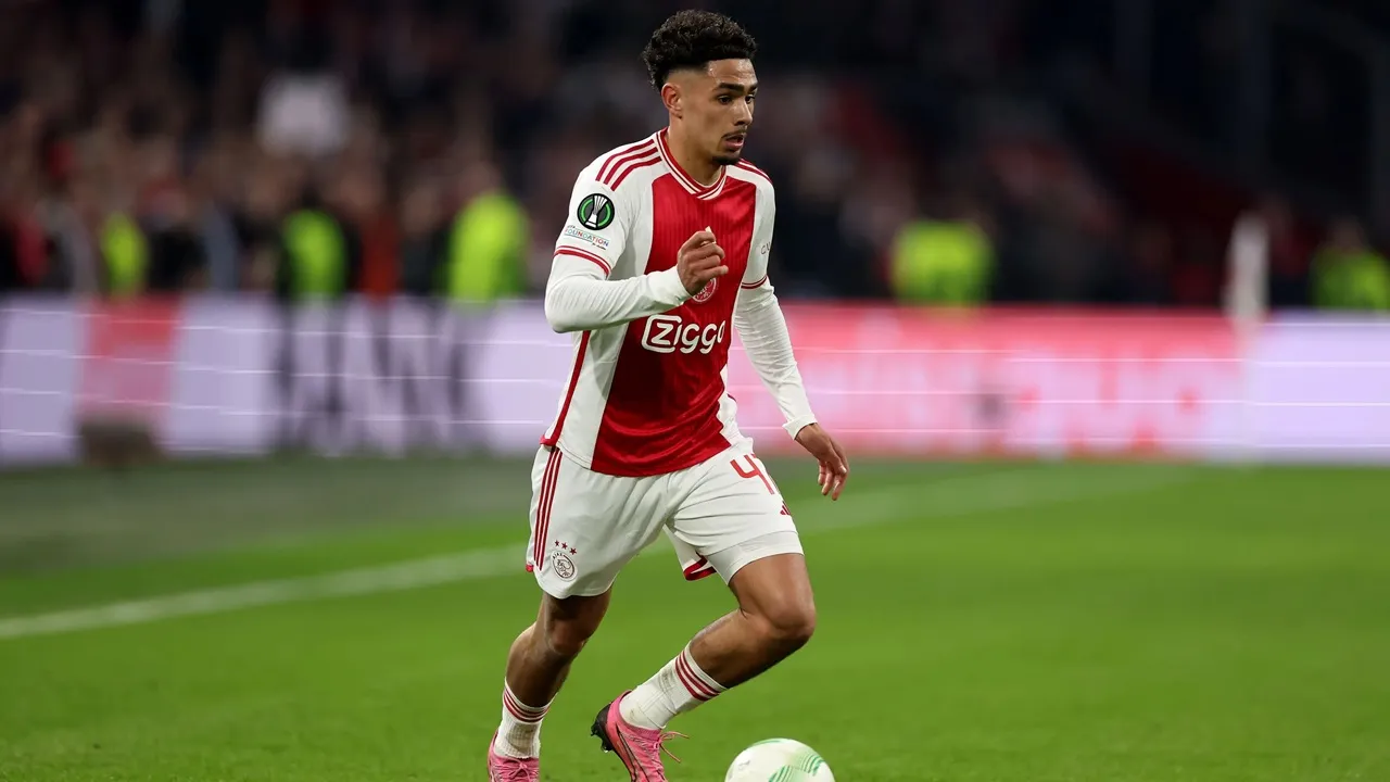 Pemain berdarah Indonesia , Tristan Gooijer resmi hengkang dari Ajax menuju Lommel SK