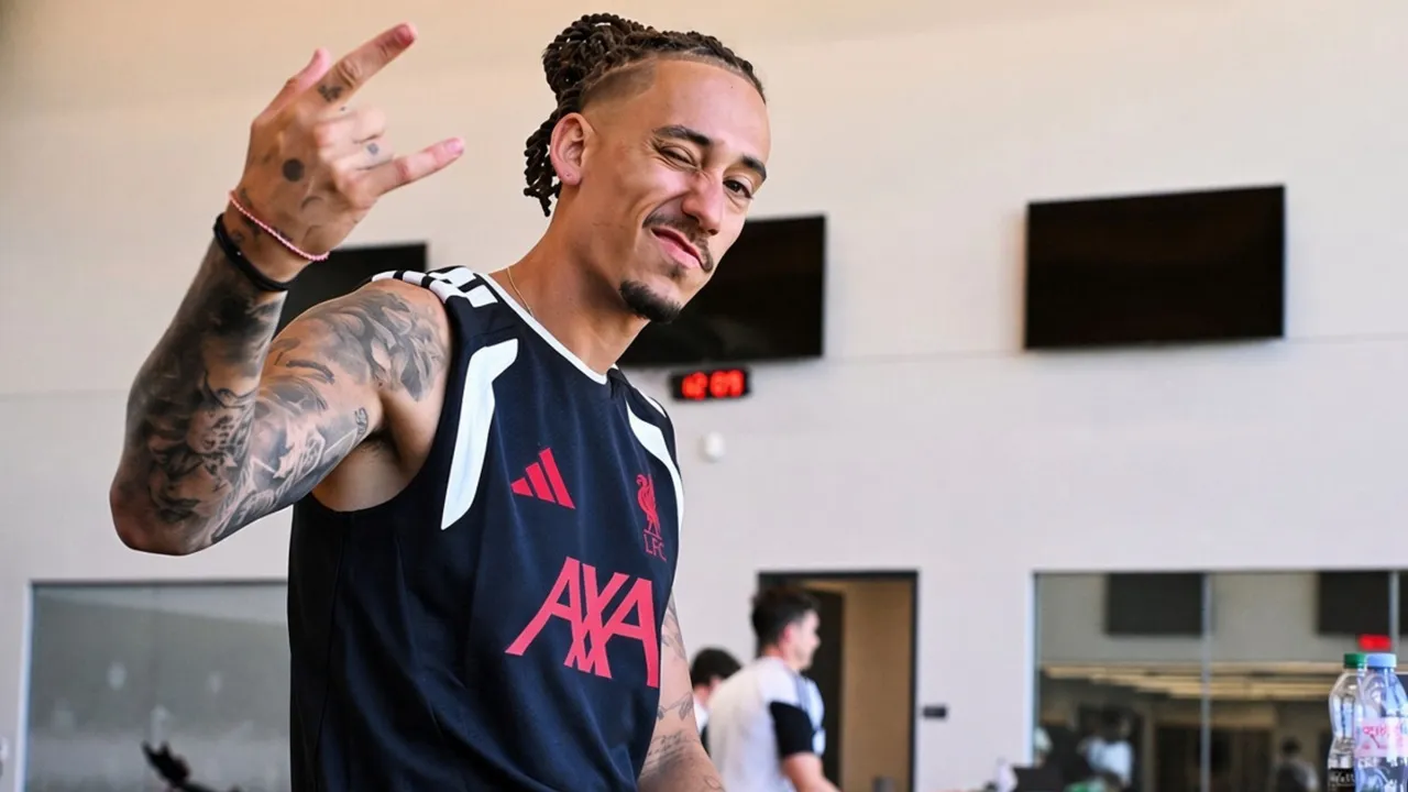Cari Bek Kiri, Juventus Minati Kostas Tsimikas dari Liverpool