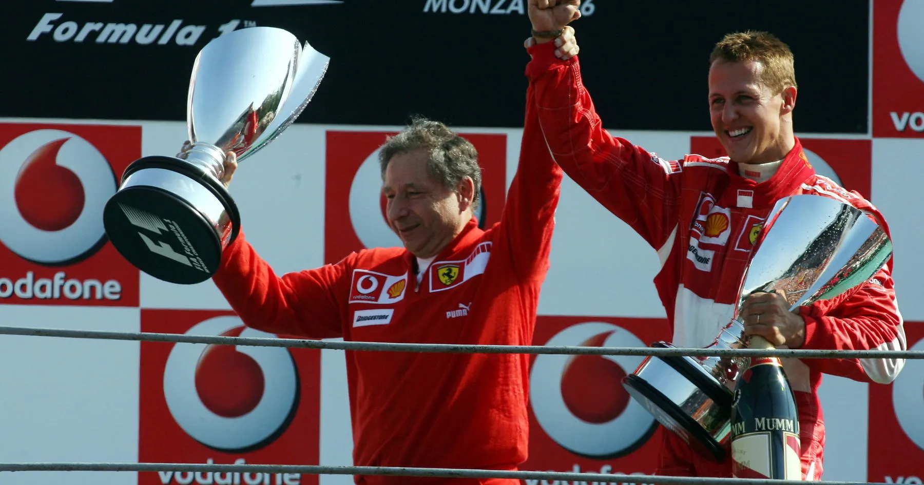Ferrari Kenalkan Seragam Khusus untuk Peringati Schumacher - sumber: (racingnews365)