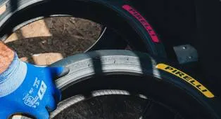 Pirelli Hadirkan Ban MotoGP 2027 dengan Warna Ala F1