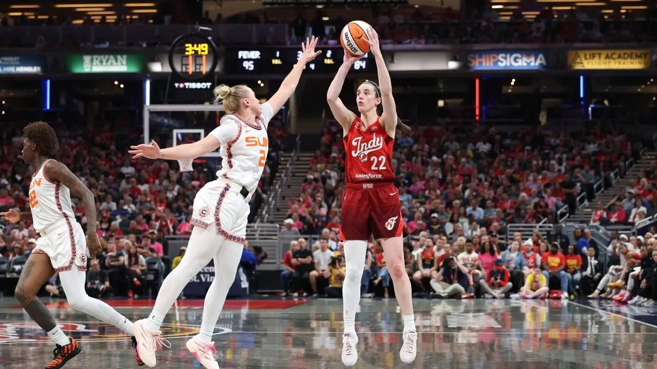 Caitlin Clark (kanan) mencatat double-double dengan sedikitnya 30 poin dan 10 assist untuk kelima kalinya musim ini. (Foto: AP)