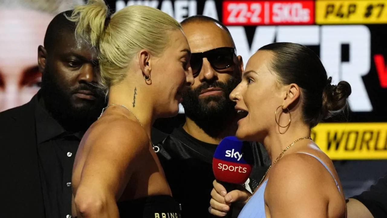 Chantelle Cameron (kanan) dan Mikaela Mayer. (Foto: Fight TV)