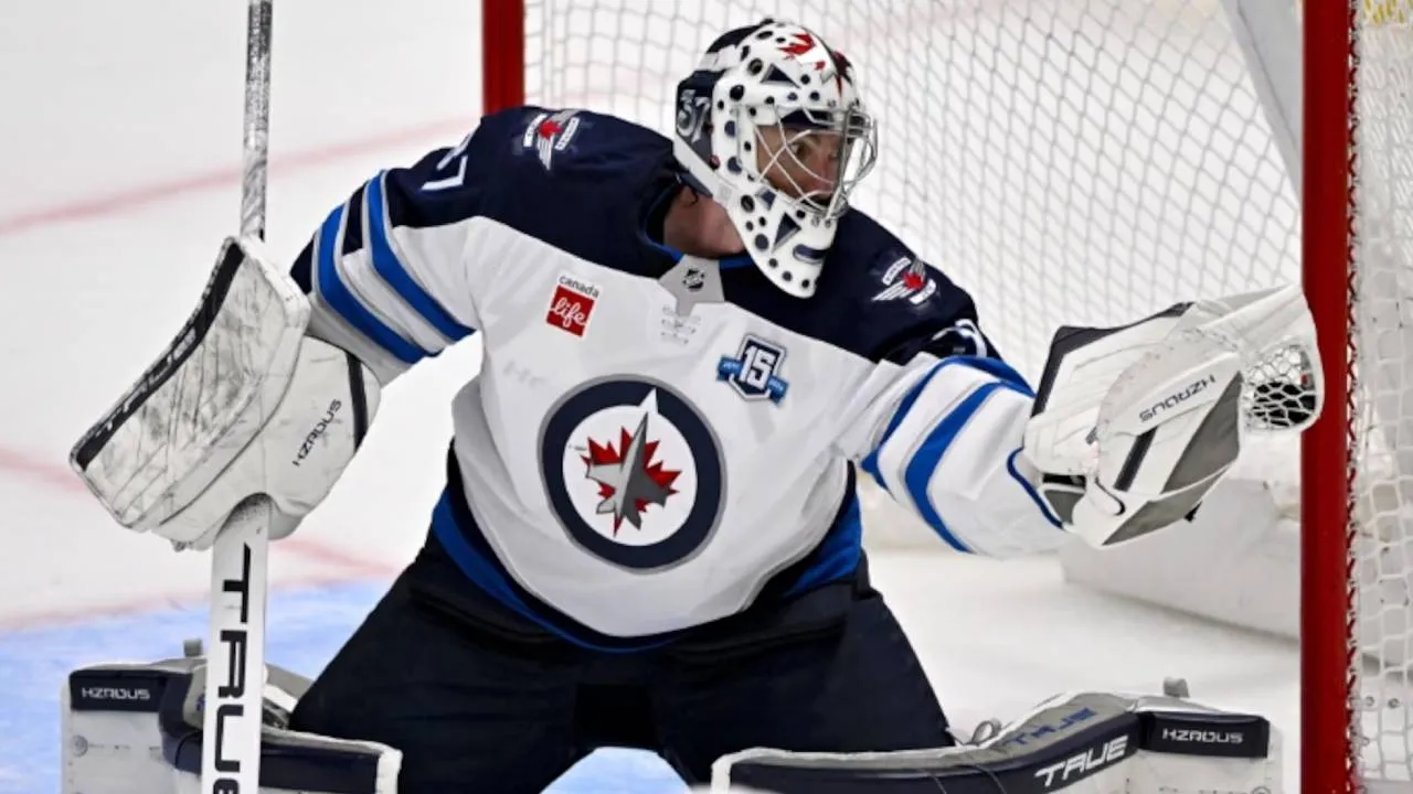 Connor Hellebuyck menghabiskan seluruh karier NHL bersama Jets sejak memasuki liga pada 2015. (Foto: AP)