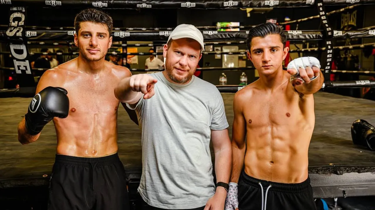 Jonny Mansour (kiri) dan Julius Ballo diapit pelatih mereka di Bomber Squad Boxing Academy. (Foto: Fight TV)