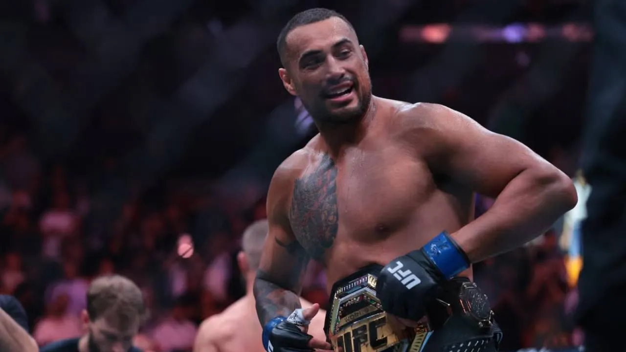 Carlos Ulberg ingin kembali ke oktagon dalam kondisi terbaik dan menjalankan perannya sebagai juara UFC dengan maksimal. (Foto: AP)