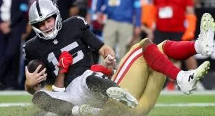 Mendoza Alami Kesulitan, Kubiak Tetap Rahasiakan Starter Las Vegas Raiders