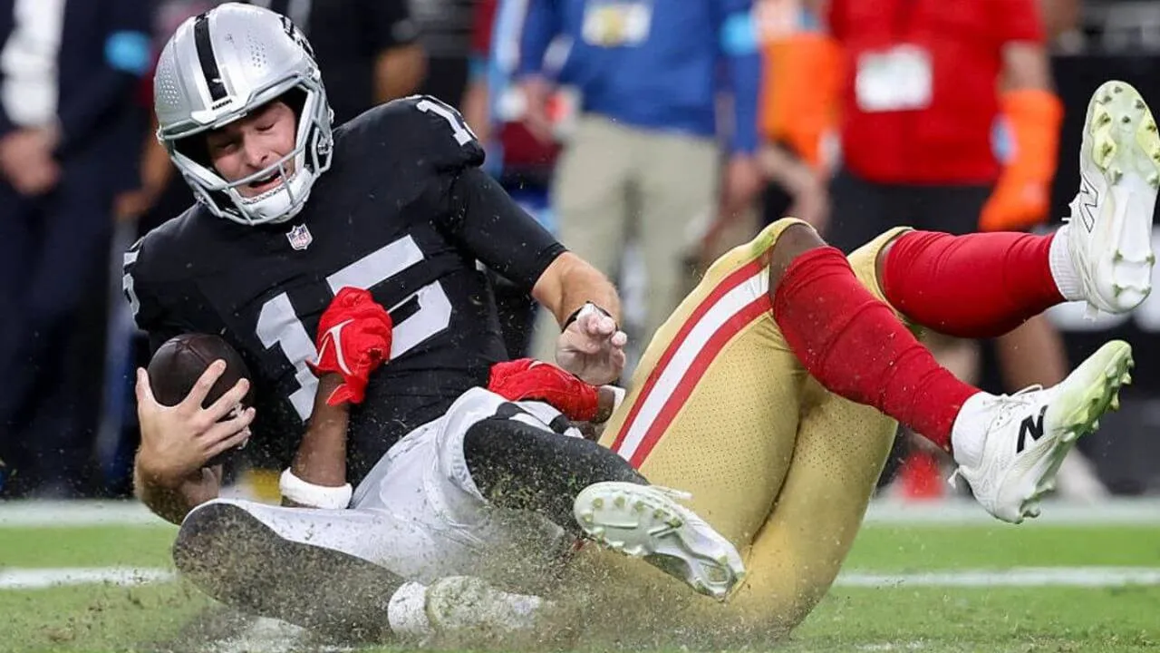 Rookie Las Vegas Raiders Fernando Mendoza (kiri) menyebut tekanan dari lini pertahanan San Francisco sebagai pengalaman berharga. (Foto: AP)