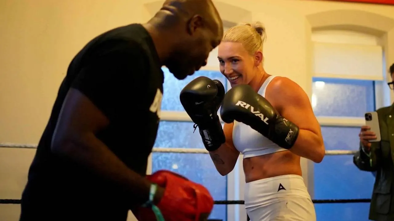 Mikaela Mayer mengatakan dirinya memiliki lebih banyak pilihan taktik dibandingkan Cameron. (Foto: Fight TV)