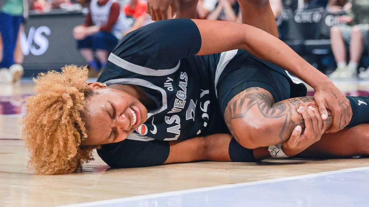 NaLyssa Smith mengalami cedera tanpa kontak saat membawa bola menuju keranjang dalam kemenangan Aces atas Toronto pada Minggu lalu. (Foto: AP)