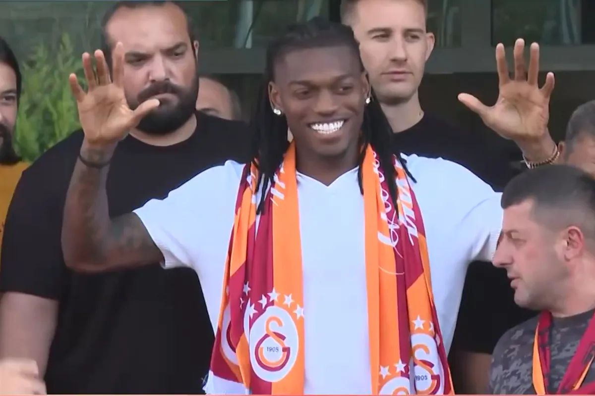 Rafael Leao Disambut Meriah Suporter Galatasaray Usai Tinggalkan Milan