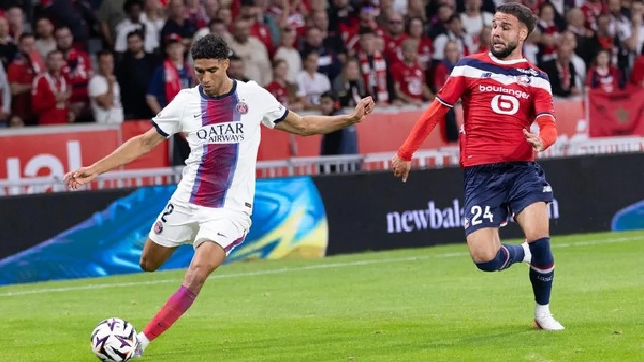 Calvin Verdonk berduel dengan Achraf Hakimi.