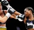 Caroline Dubois Menang Telak atas Amelia Moore di Birmingham