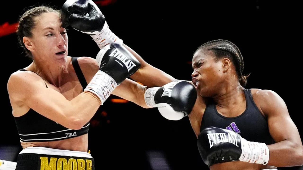 Caroline Dubois (kanan) tampil dominan sepanjang 10 ronde dan meraih kemenangan dengan skor 99-90, 99-90, dan 98-91. (Foto: Fight TV)