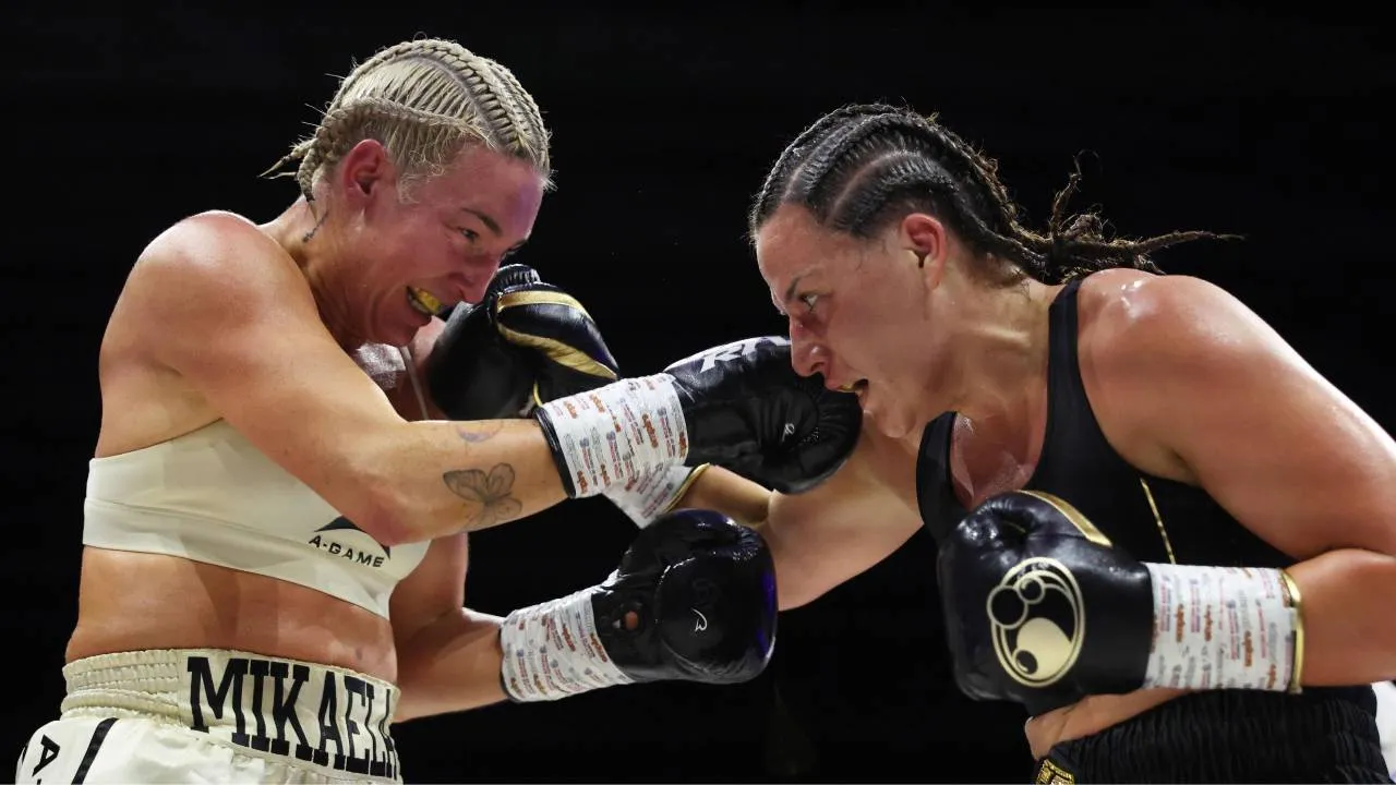 Chantelle Cameron (kanan) tampil agresif sejak ronde pertama dan terus menekan Mayer. (Foto: Fight TV)
