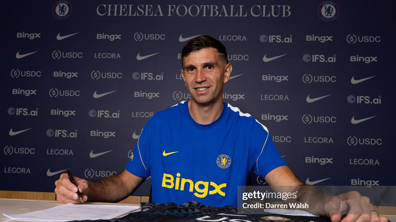 Emiliano Martinez Resmi Gabung Chelsea, Kontrak hingga 2029
