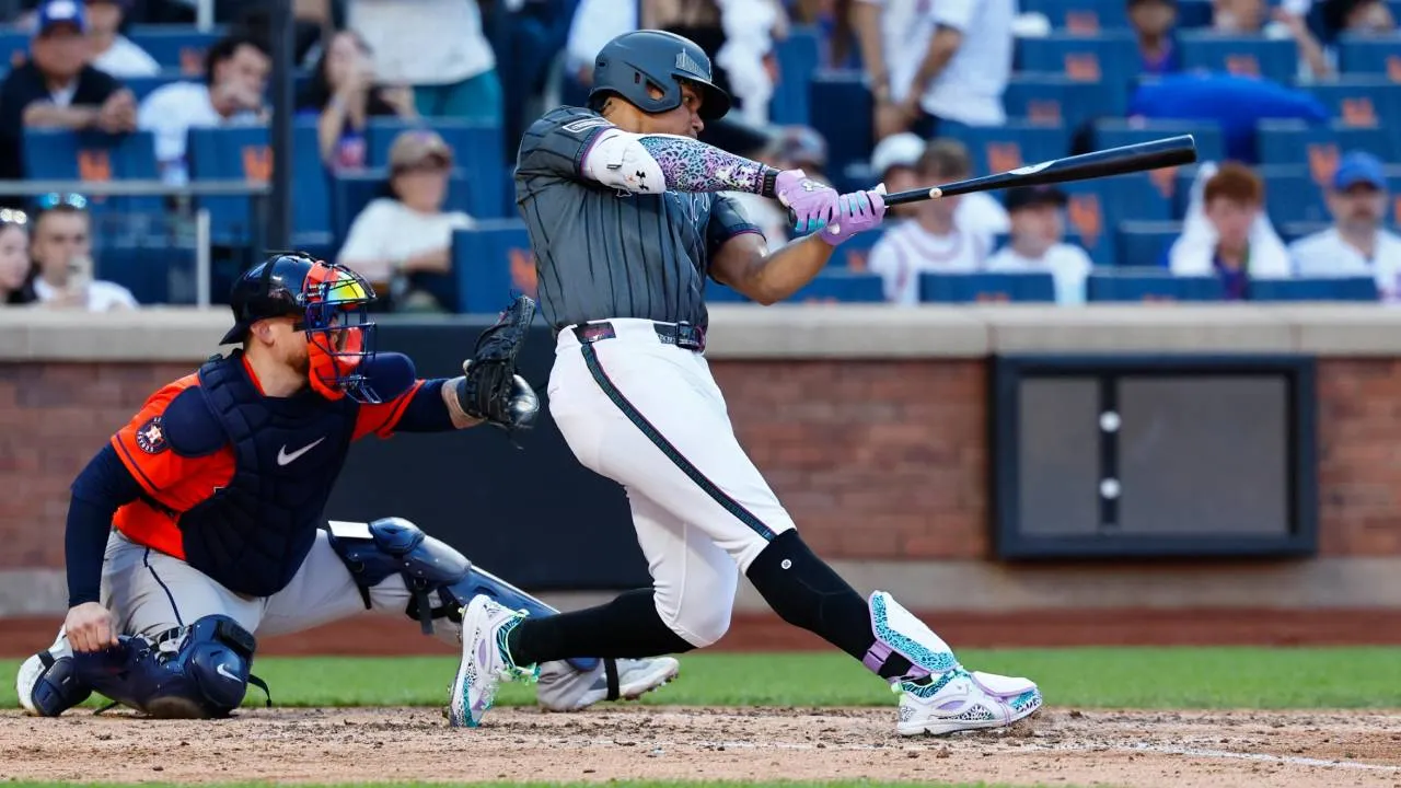 Juan Soto mencetak RBI single yang membawa Mets berbalik unggul dalam kemenangan 6-2 atas Houston Astros, Sabtu (29/8). (Foto: AP)