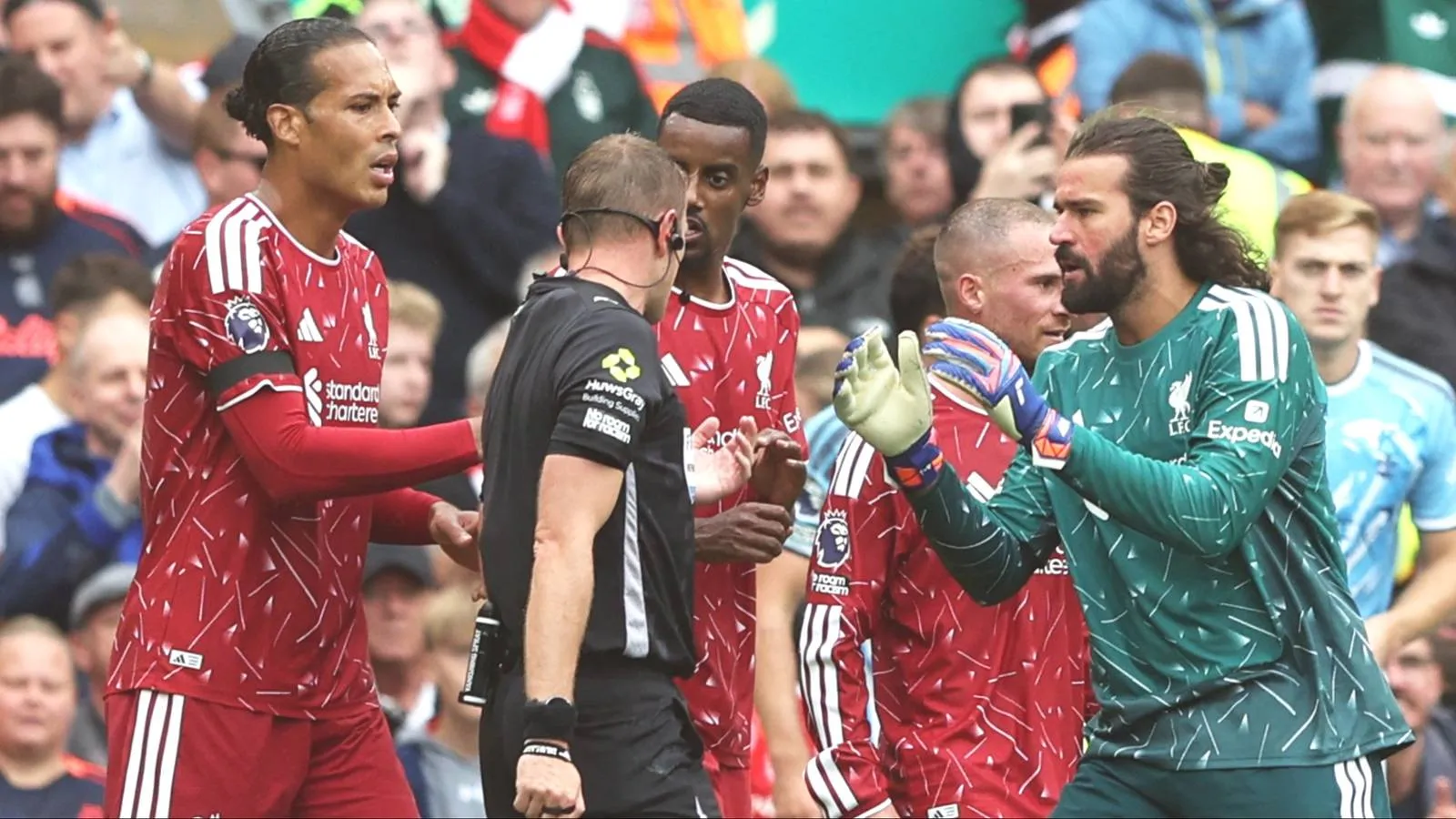 Kontroversi Penalti Warnai Hasil Imbang Liverpool vs Forest - sumber: (givemesport)