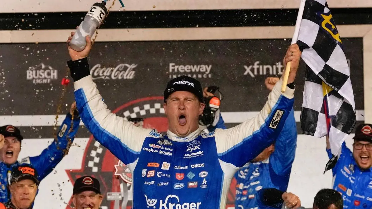 Dengan menjadi juara di Daytona, Ryan Preece mengungguli Shane van Gisbergen untuk merebut posisi ke-16 sekaligus slot terakhir playoff. (Foto: AP)