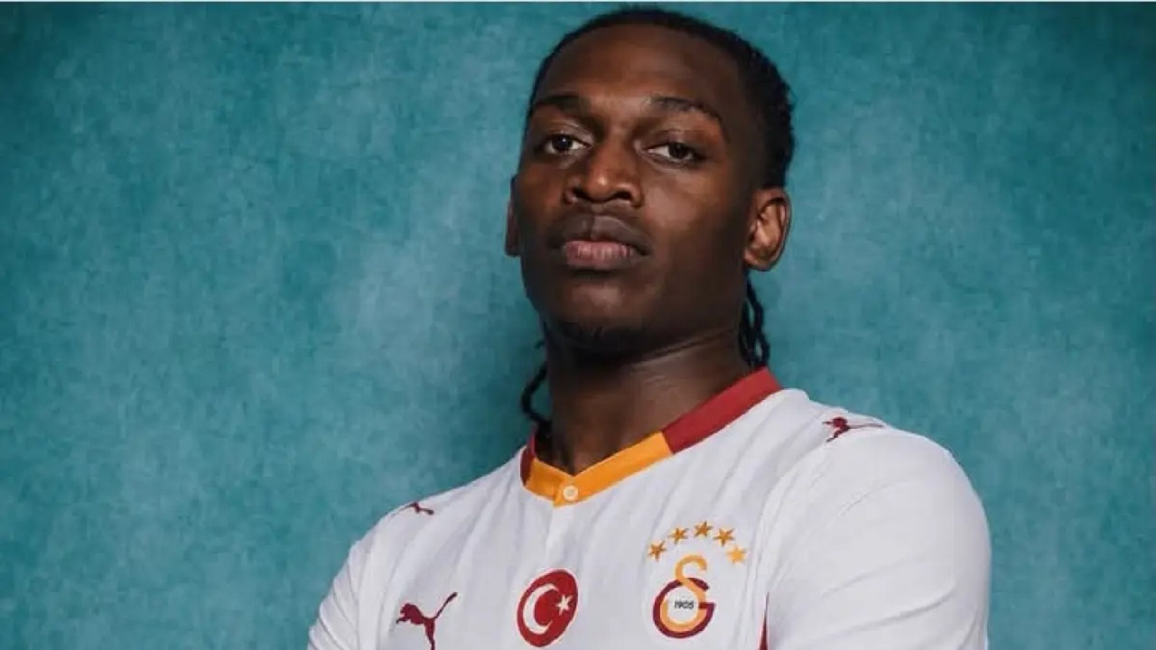 Tinggalkan Milan, Rafael Leao Disambut Meriah Suporter Galatasaray