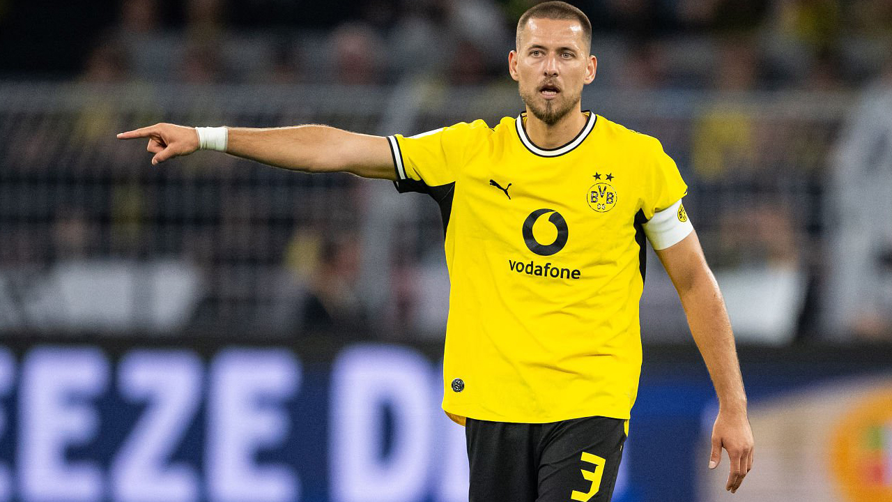 Waldemar Anton Tak Sepenuhnya Puas Meski Dortmund Kalahkan Hamburg