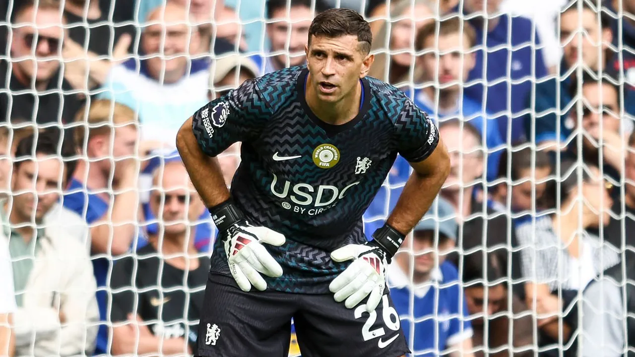 Alonso Puji Penampilan Emiliano Martinez dalam Debutnya Bersama Chelsea
