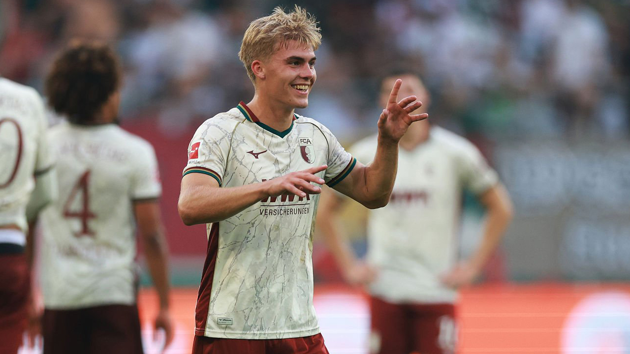 Augsburg Menang Telak, Hennes Behrens Puji Performa Apik Timnya
