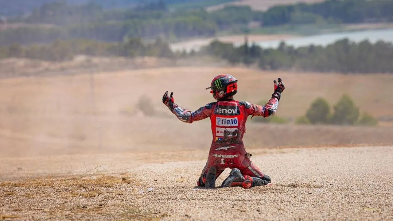 Francesco Bagnaia alami crash di MotoGP Aragon 2026.