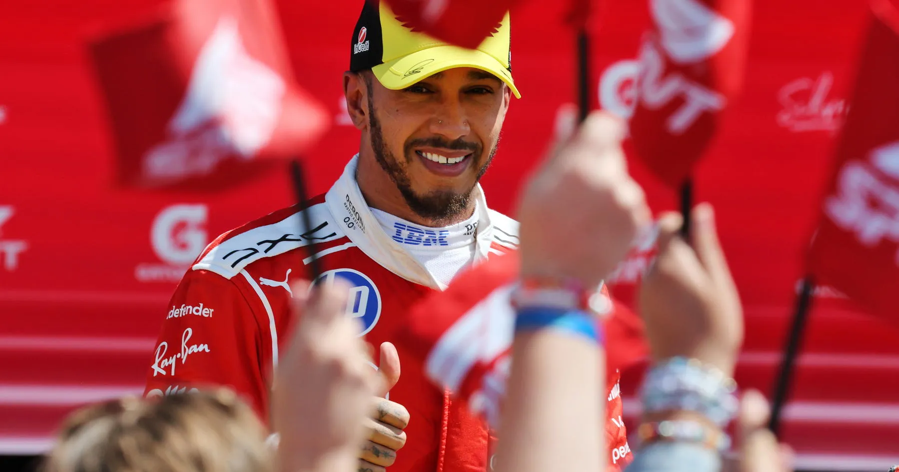 Hamilton Harap Ferrari Tingkatkan Tekanan pada Mercedes di F1 - sumber: (racingnews365)