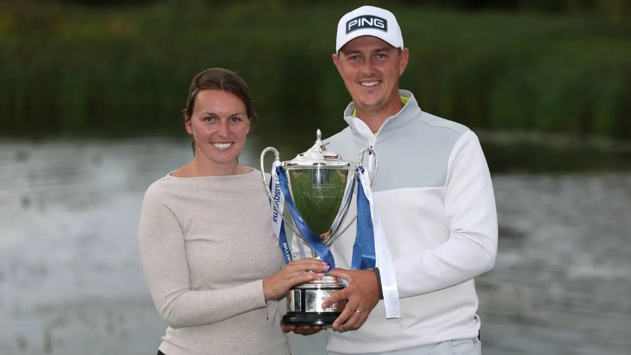 Joe Dean berpose dengan trofi British Masters bersama sang istri, Emily. (Foto: Golf Digest)