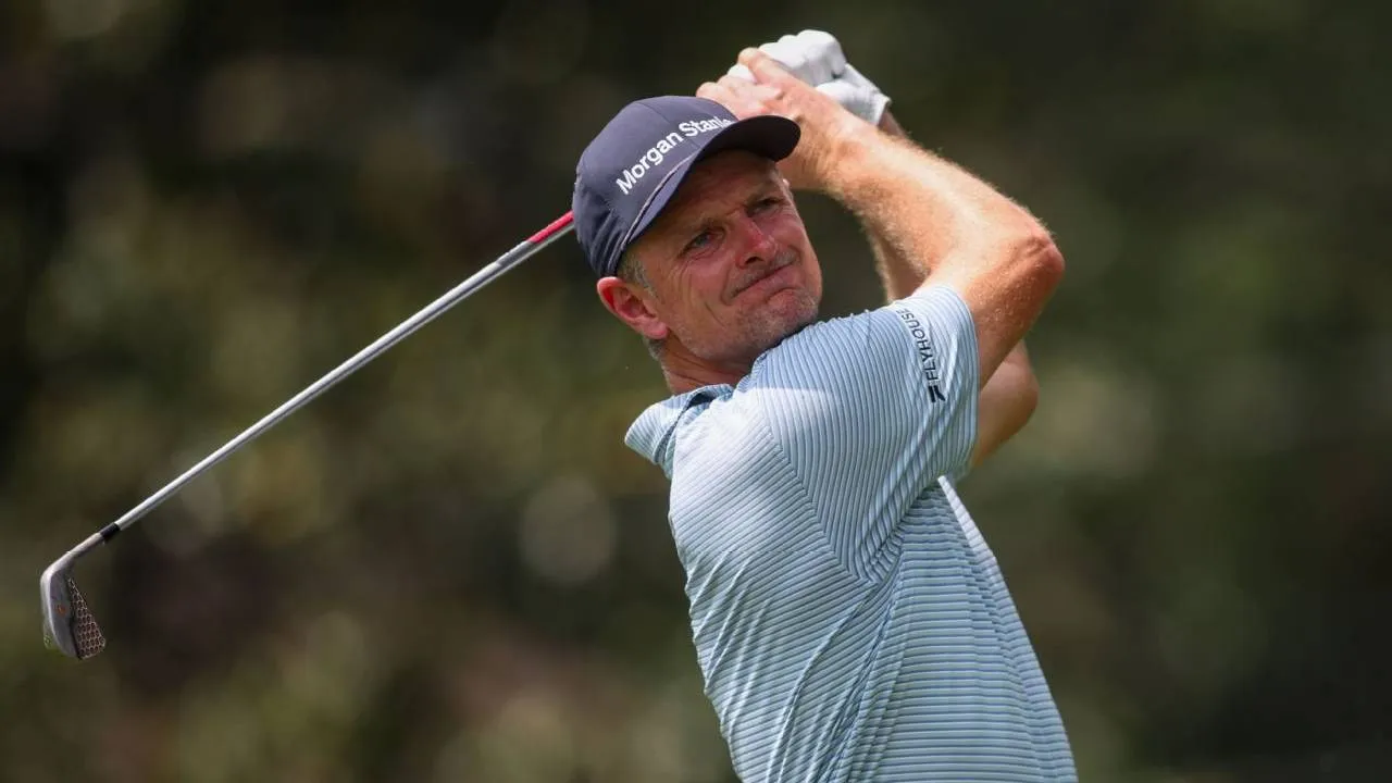 Justin Rose menggunakan stik 6-iron untuk menaklukkan hole yang menjadi salah satu yang tersulit di East Lake sepanjang pekan. (Foto: Golf Digest)