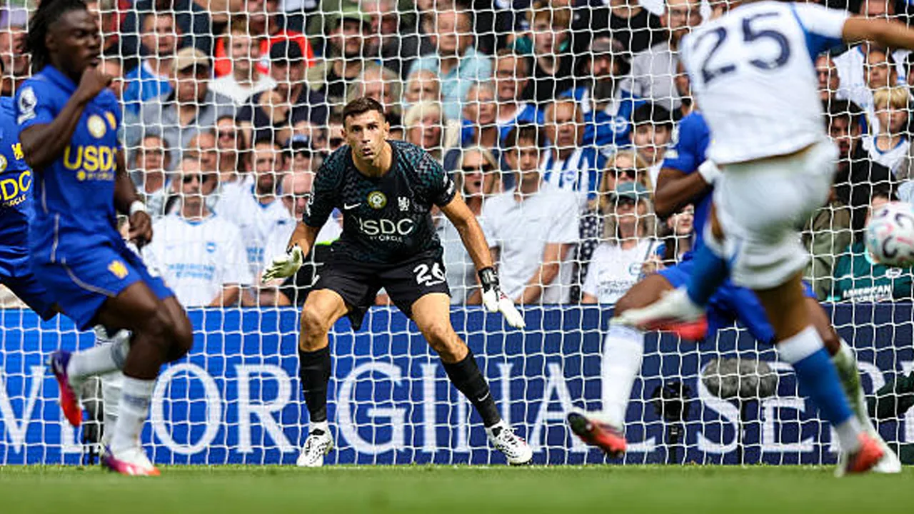 Kebobolan Terlalu Banyak, Emiliano Martinez Soroti PR Besar Lini Belakang Chelsea