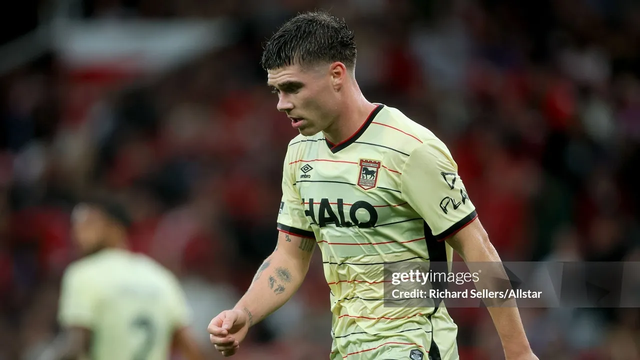Leif Davis soroti hilangnya disiplin Ipswich Town di babak kedua lawan Manchester United