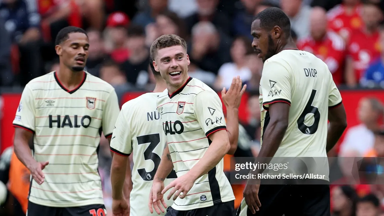Leif Davis sebut Ipswich Town makin berkembang dan fokus hadapi Liverpool di Portman Road