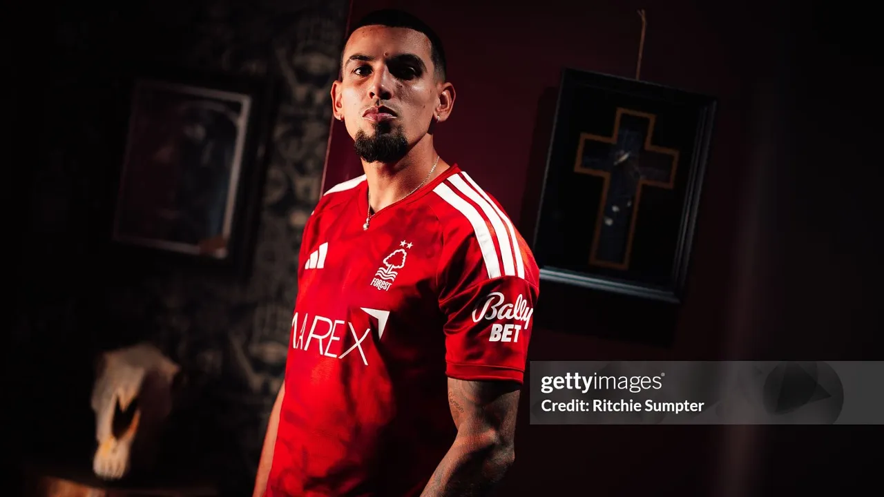 Nottingham Forest Amankan Daniel Munoz dari Crystal Palace